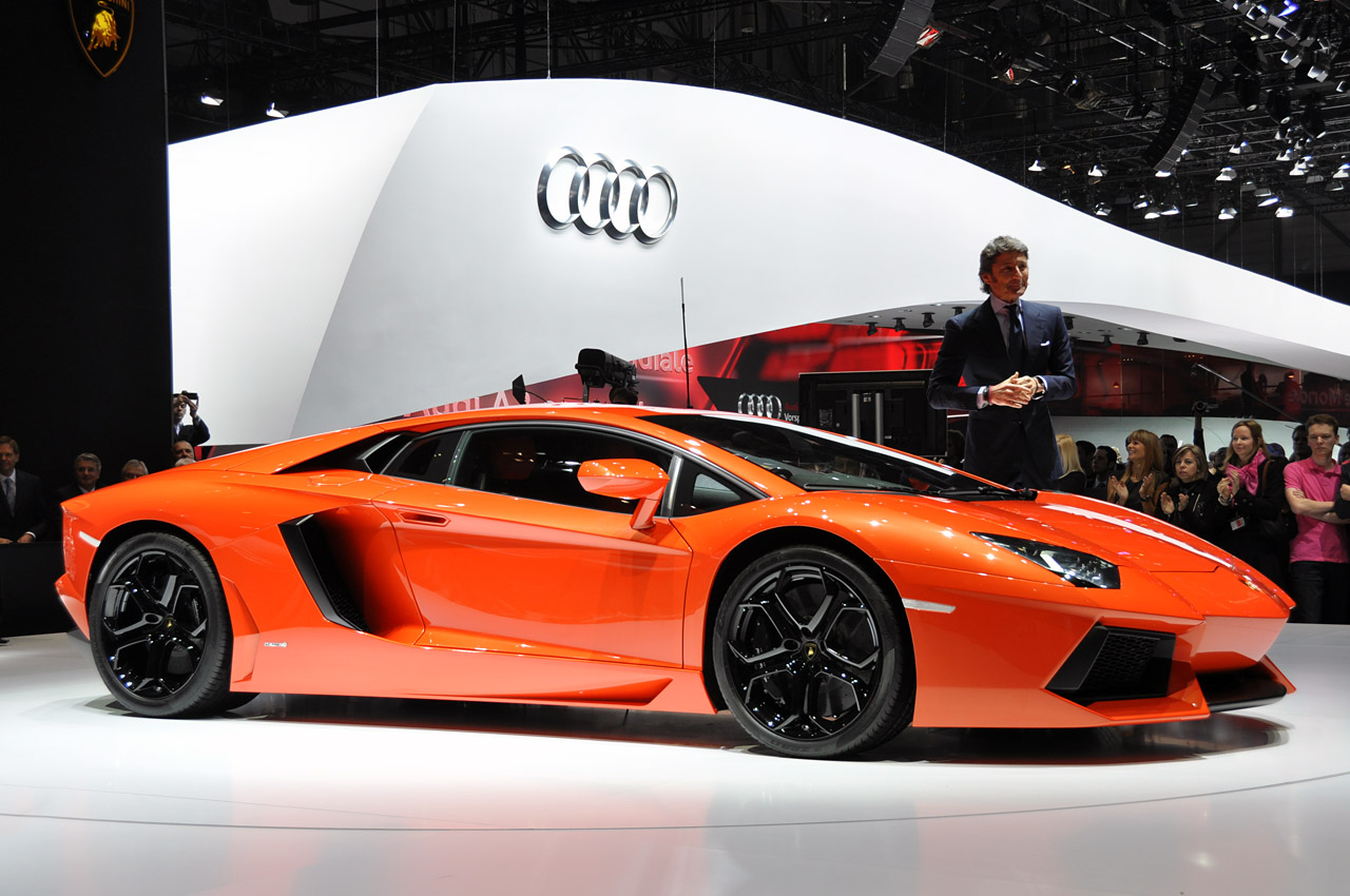 Lamborghini Aventador Interior Features