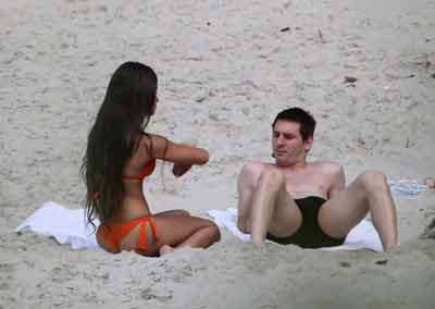 Lionel Messi Girlfriend Kiss